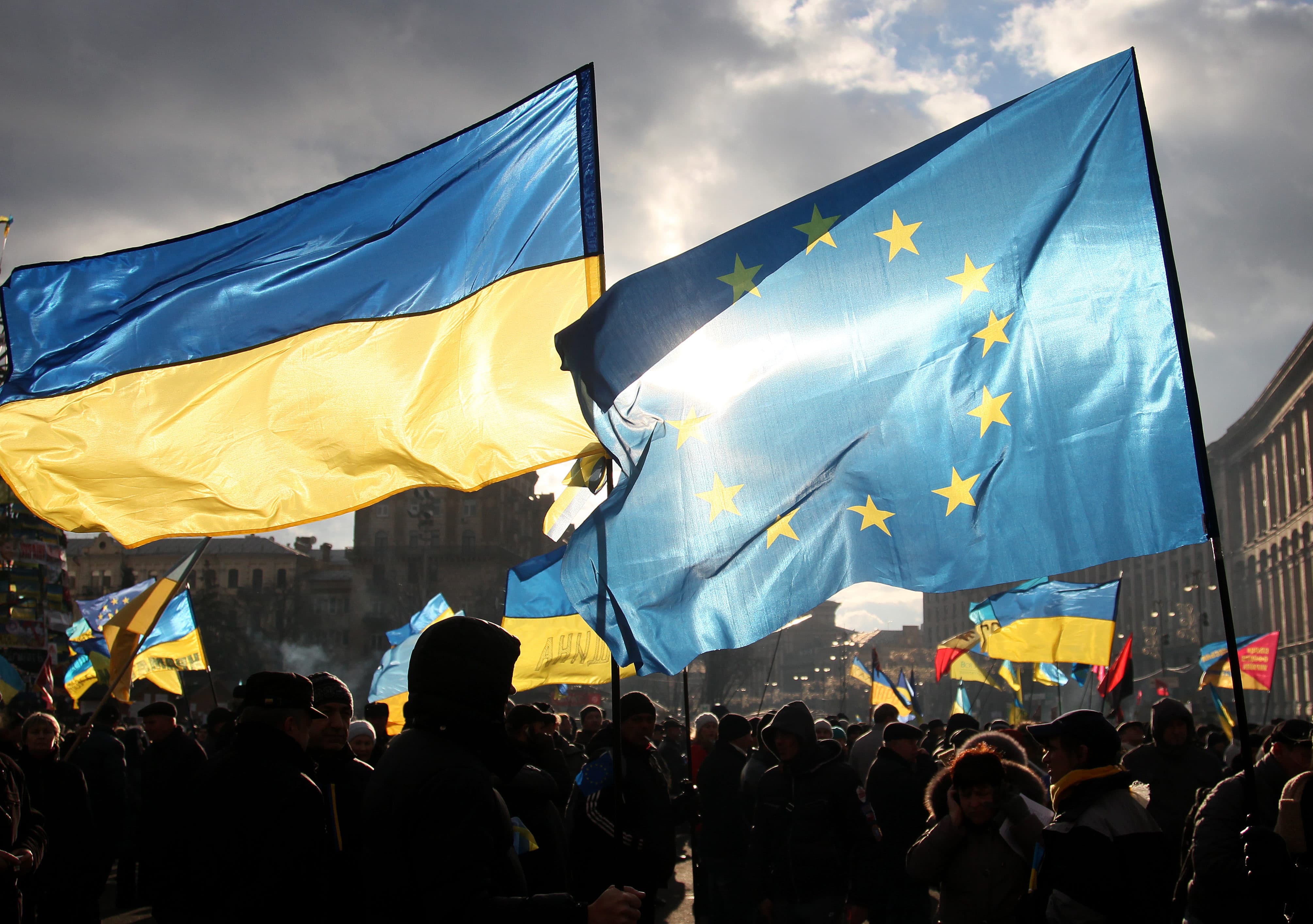Членство украины. Флаг Украины и ЕС. Украина и Европейский Союз. Флаг ЕС И флаг Украины. Еврокомиссия Украина.